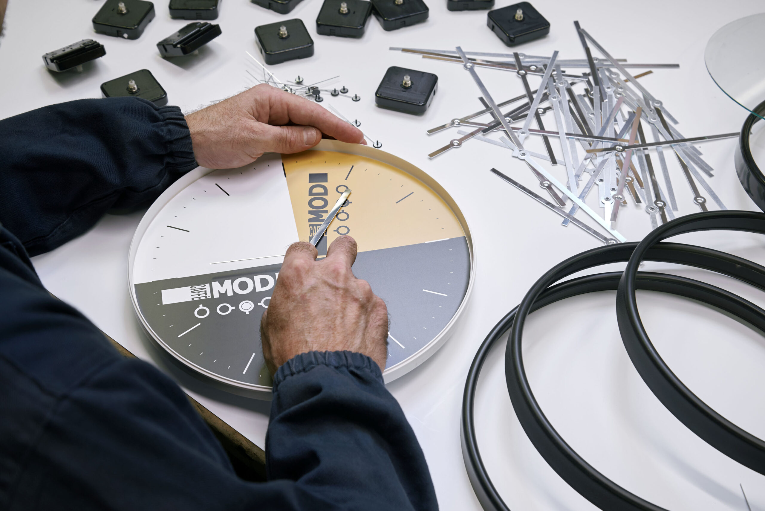 Operatrice Contini intenta ad assemblare un orologio personalizzato